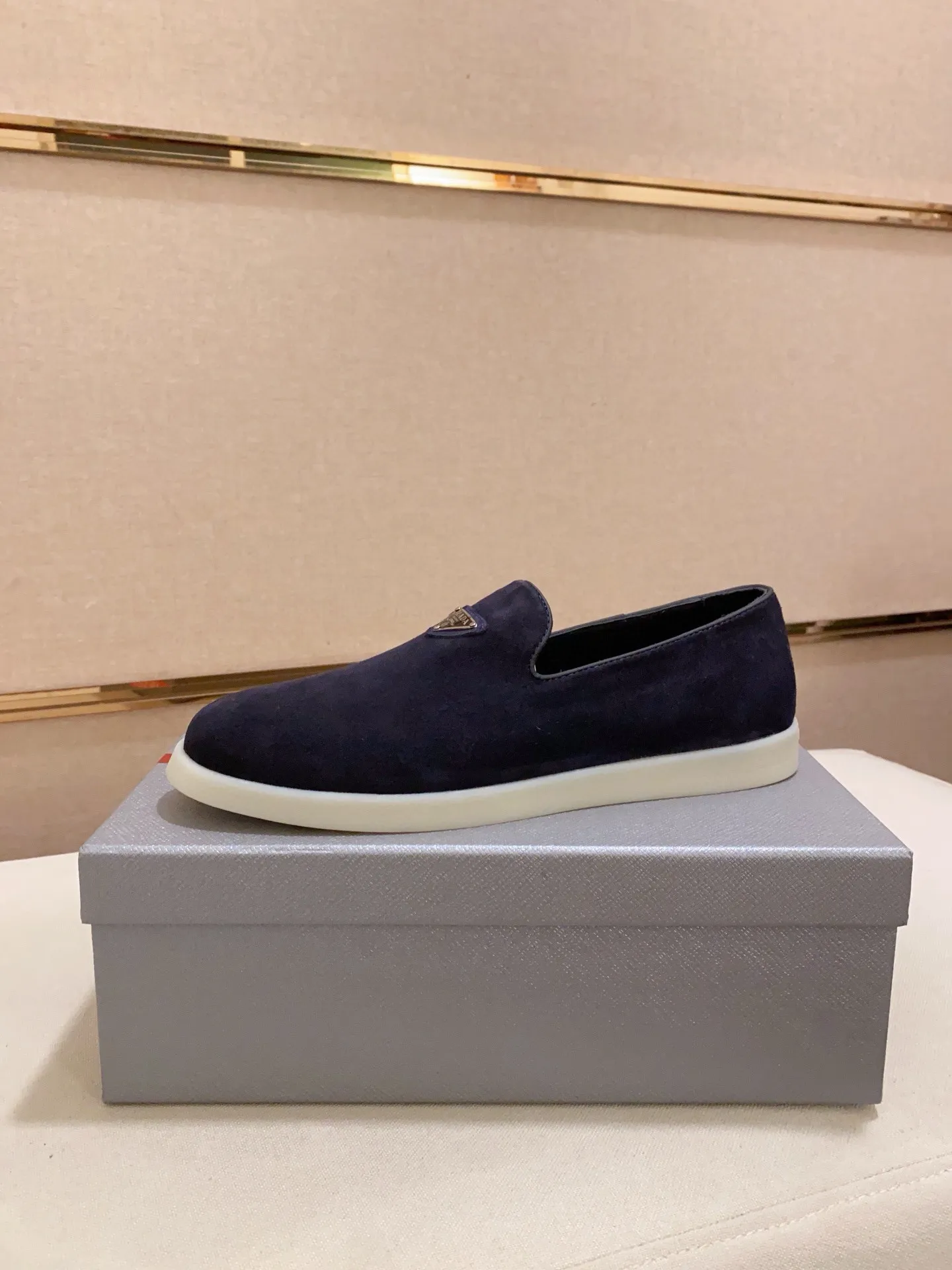 Men's shoes 💰 580💰 ✔️✔️✔️High-quality new PRADA counters are launched at the same time. The new men's shoes and 😘fabrics are selected from high-silk bald cowhide and are made by pure handicrafts. Lining: Full cowhide lining. 👍🏿 High-end ☄️ air-cushion molded anti-slip rubber outsole, exquisite lines, simple and elegant, comfortable and high-end for leisure travel. Code number: 38 to 44 (45 can be customized)